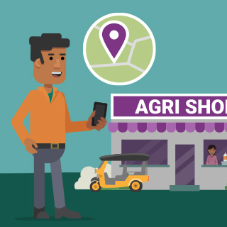 एक किसान को अपने क्षेत्र में उपयुक्त कृषि दुकान खोजने के लिए अपने स्मार्टफोन पर लोकेशन पॉइंट्स दिखाए जा रहे हैं।